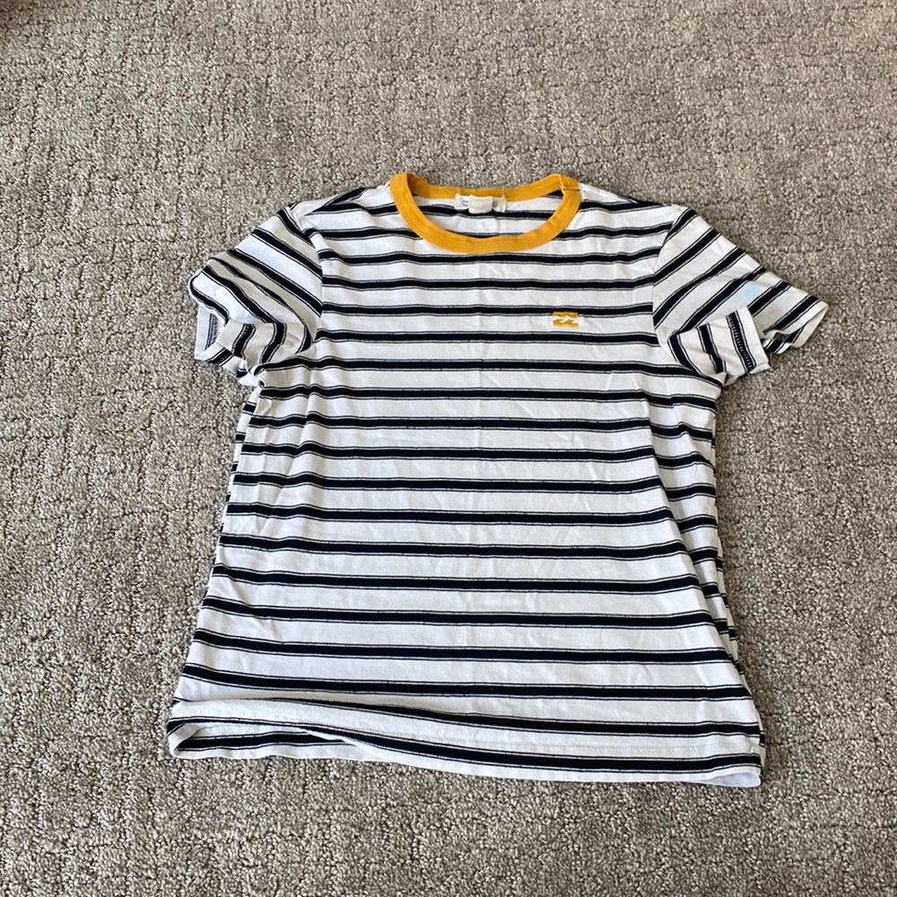 Super cute kids billabong shirt!